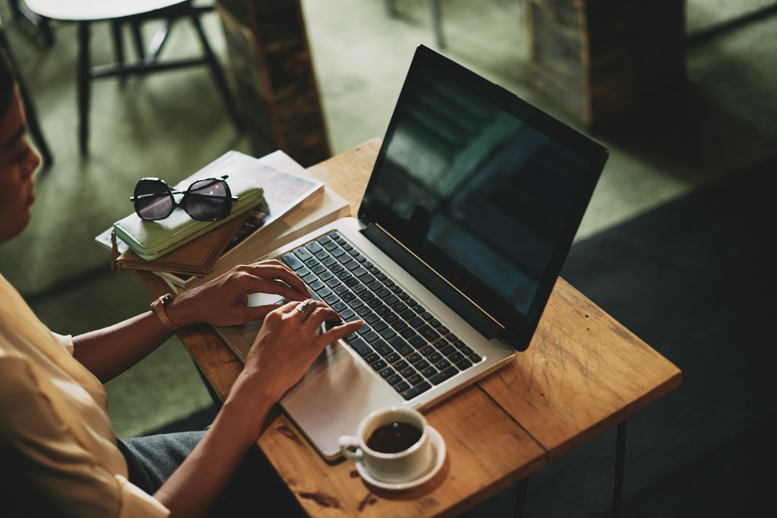 Freiberufler arbeitet an einem Computer in einem Café